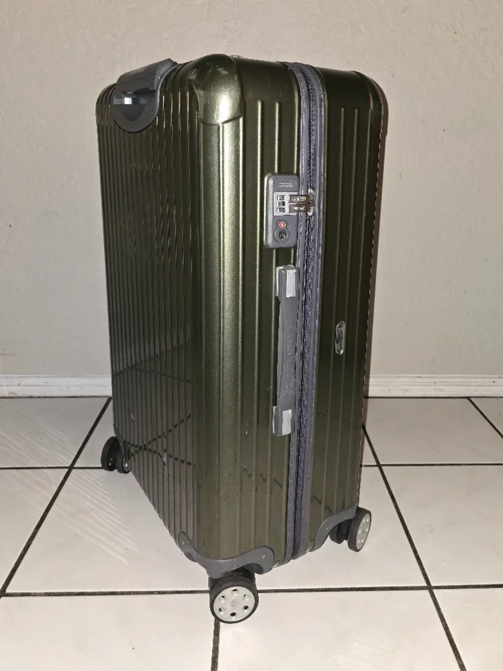 Rimowa Salsa Deluxe Multiwheel 830.90 Large 82L Check-In 4 Spinner Olive AS-IS